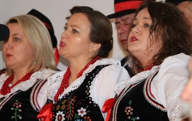 Panie z zespołu Chorkowianie w tradycyjnych ludowych strojach. 