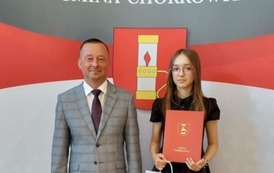 Nagrodzona uczennica w towarzystwie W&oacute;jta Gminy Chork&oacute;wka. 