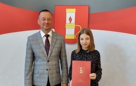Nagrodzona uczennica w towarzystwie W&oacute;jta Gminy Chork&oacute;wka. 