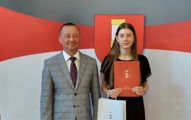 Nagrodzona uczennica w towarzystwie W&oacute;jta Gminy Chork&oacute;wka. 