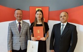Nagrodzona uczennica w towarzystwie W&oacute;jta Gminy Chork&oacute;wka oraz Dyrektora Szkoły.  