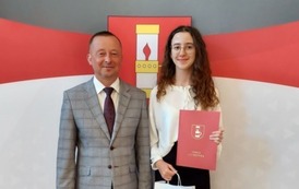 Nagrodzona uczennica w towarzystwie W&oacute;jta Gminy Chork&oacute;wka. 