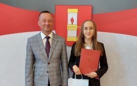 Nagrodzona uczennica w towarzystwie W&oacute;jta Gminy Chork&oacute;wka. 