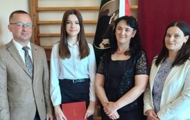 Nagrodzona uczennica w towarzystwie W&oacute;jta Gminy Chork&oacute;wka oraz dyrektor szkoły.  