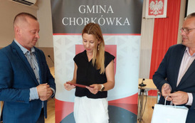 Na zdjęciu W&oacute;jt Gminy Chork&oacute;wka oraz zastępca na tle banneru z herbem gminy. 