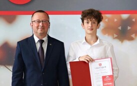 Na zdjęciu laureaci nagr&oacute;d w&oacute;jta gminy Chork&oacute;wka za osiągnięcie wysokich wynik&oacute;w w nauce. Uczniowie pozują na tle ścianki z herbem gminy w towarzystwie pana w&oacute;jta oraz dyrektor&oacute;w swoich szk&oacute;ł. 