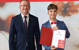 Na zdjęciu laureaci nagr&oacute;d w&oacute;jta gminy Chork&oacute;wka za osiągnięcie wysokich wynik&oacute;w w nauce. Uczniowie pozują na tle ścianki z herbem gminy w towarzystwie pana w&oacute;jta oraz dyrektor&oacute;w swoich szk&oacute;ł. 