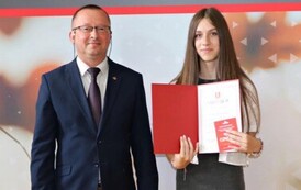 Na zdjęciu laureaci nagr&oacute;d w&oacute;jta gminy Chork&oacute;wka za osiągnięcie wysokich wynik&oacute;w w nauce. Uczniowie pozują na tle ścianki z herbem gminy w towarzystwie pana w&oacute;jta oraz dyrektor&oacute;w swoich szk&oacute;ł. 