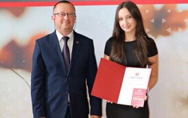 Na zdjęciu laureaci nagr&oacute;d w&oacute;jta gminy Chork&oacute;wka za osiągnięcie wysokich wynik&oacute;w w nauce. Uczniowie pozują na tle ścianki z herbem gminy w towarzystwie pana w&oacute;jta oraz dyrektor&oacute;w swoich szk&oacute;ł. 