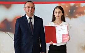 Na zdjęciu laureaci nagr&oacute;d w&oacute;jta gminy Chork&oacute;wka za osiągnięcie wysokich wynik&oacute;w w nauce. Uczniowie pozują na tle ścianki z herbem gminy w towarzystwie pana w&oacute;jta oraz dyrektor&oacute;w swoich szk&oacute;ł. 