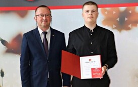 Na zdjęciu laureaci nagr&oacute;d w&oacute;jta gminy Chork&oacute;wka za osiągnięcie wysokich wynik&oacute;w w nauce. Uczniowie pozują na tle ścianki z herbem gminy w towarzystwie pana w&oacute;jta oraz dyrektor&oacute;w swoich szk&oacute;ł. 