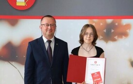 Na zdjęciu laureaci nagr&oacute;d w&oacute;jta gminy Chork&oacute;wka za osiągnięcie wysokich wynik&oacute;w w nauce. Uczniowie pozują na tle ścianki z herbem gminy w towarzystwie pana w&oacute;jta oraz dyrektor&oacute;w swoich szk&oacute;ł. 