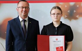 Na zdjęciu laureaci nagr&oacute;d w&oacute;jta gminy Chork&oacute;wka za osiągnięcie wysokich wynik&oacute;w w nauce. Uczniowie pozują na tle ścianki z herbem gminy w towarzystwie pana w&oacute;jta oraz dyrektor&oacute;w swoich szk&oacute;ł. 