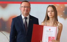 Na zdjęciu laureaci nagr&oacute;d w&oacute;jta gminy Chork&oacute;wka za osiągnięcie wysokich wynik&oacute;w w nauce. Uczniowie pozują na tle ścianki z herbem gminy w towarzystwie pana w&oacute;jta oraz dyrektor&oacute;w swoich szk&oacute;ł. 