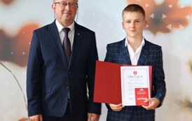 Na zdjęciu laureaci nagr&oacute;d w&oacute;jta gminy Chork&oacute;wka za osiągnięcie wysokich wynik&oacute;w w nauce. Uczniowie pozują na tle ścianki z herbem gminy w towarzystwie pana w&oacute;jta oraz dyrektor&oacute;w swoich szk&oacute;ł. 