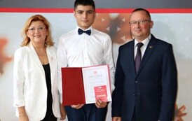 Na zdjęciu laureaci nagr&oacute;d w&oacute;jta gminy Chork&oacute;wka za osiągnięcie wysokich wynik&oacute;w w nauce. Uczniowie pozują na tle ścianki z herbem gminy w towarzystwie pana w&oacute;jta oraz dyrektor&oacute;w swoich szk&oacute;ł. 