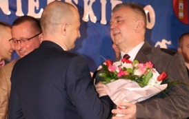 Piotr Drozd najlepszy trener powiatu krośnieńskiego odbiera gratulacje od Stanisława Sajdaka Radnego Powiatu Krośnieńskiego. 