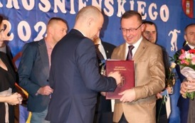 Piotr Drozd najlepszy trener powiatu krośnieńskiego odbiera gratulacje od Grzegorza Węgrzynowskiego W&oacute;jta Gminy Chork&oacute;wka.  