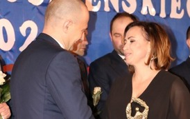 Piotr Drozd najlepszy trener powiatu krośnieńskiego odbiera gratulacje od Moniki Subik Dyrektora, Etatowego Członka Zarządu Powiatu Krośnieńskiego. 