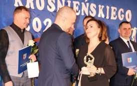 Na zdjęciu Piotr Drozd najlepszy trener Powiatu Krośnieńskiego oraz skałdająca mu gratulacje Monika Subik Etatowy Członek Zarządu Powiatu Krośnieńskiego. . 