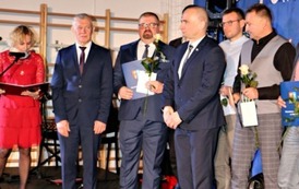 Na zdjęciu laureaci plebiscytu na najlepszego sportowca, działacza i trenera powiatu krośnieńskiego. 