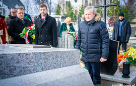 Poseł Piotr Gliński przy grobie I. Łukasiewicza w Zręcinie 