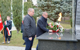 Złożenie kwiat&oacute;w  przy pomniku z okazji Dnia Patrona Szkoły. 