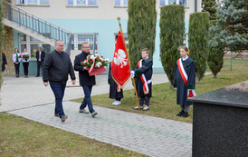 Złożenie kwiat&oacute;w  przy pomniku z okazji Dnia Patrona Szkoły. 