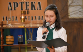 Uczennica podczas akademii z okazji Dnia Patrona Szkoły 