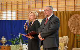 Akademia z okazji Dnia Patrona Szkoły. Przemawiają Pani Dyrektor szkoły oraz jej zastępca.  