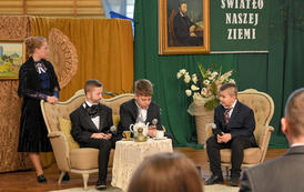 Inscenizacja z okazji Dnia Patrona Szkoły. Uczniowie odgrywają scenki z życia szkoły. 