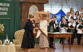 Scenki rodzajowe - Dzień patrona szkoły. Uczniowie w strojach z epoki I. Łukasiewicza 