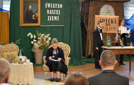 Scenki rodzajowe - Dzień patrona szkoły. Uczniowie w strojach z epoki I. Łukasiewicza 