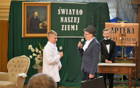 Inscenizacja z okazji Dnia Patrona Szkoły. Uczniowie odgrywają scenki z życia szkoły. 