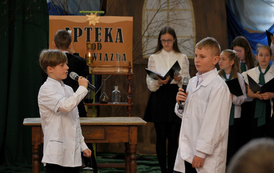 Inscenizacja z okazji Dnia Patrona Szkoły. Uczniowie odgrywają scenki z życia szkoły. 
