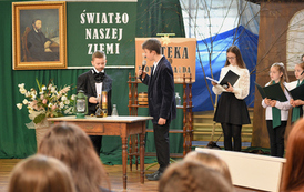 Inscenizacja z okazji Dnia Patrona Szkoły. Uczniowie odgrywają scenki z życia szkoły. 