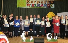 Grupowe zdjęcie przedstawicieli K&oacute;ł Gospodyń Wiejskich oraz Stowarzyszeń, kt&oacute;re wzięły udział w Karpackiej Wielkanocy. 