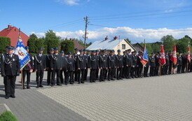 Plac pzred domem ludowym w Żeglcach. Zaproszeni druhowie oraz goście na gminne obchody Dnia Strażaka 