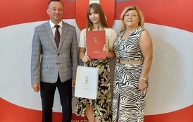 Nagrodzona uczennica w towarzystwie W&oacute;jta Gminy Chork&oacute;wka oraz dyrektor szkoły.  