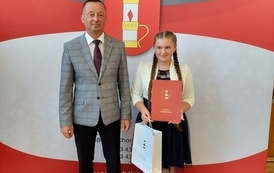 Nagrodzona uczennica w towarzystwie W&oacute;jta Gminy Chork&oacute;wka. 
