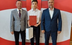 Nagrodzony uczeń w towarzystwie W&oacute;jta Gminy Chork&oacute;wka oraz dyrektor szkoły. 