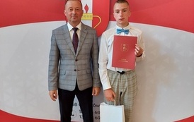 Nagrodzony uczeń w towarzystwie W&oacute;jta Gminy Chork&oacute;wka