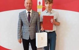 Nagrodzony uczeń w towarzystwie W&oacute;jta Gminy Chork&oacute;wka