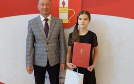 Nagrodzona uczennica w towarzystwie W&oacute;jta Gminy Chork&oacute;wka. 