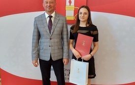Nagrodzona uczennica w towarzystwie W&oacute;jta Gminy Chork&oacute;wka. 