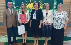 Uczennica w towarzystwie w&oacute;jta, dyrektor szkoły, wychowawczy oraz dyrektor Centrum Usług oświatowych.