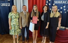Nagrodzona uczennica w towarzystwie W&oacute;jta Gminy Chork&oacute;wka oraz dyrektor szkoły.  