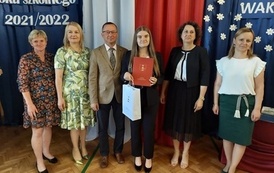 Dwie nagrodzone uczennice w towarzystwie mam oraz wychowawczyni, pani dyrektor i w&oacute;jta