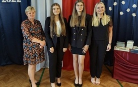 Dwie nagrodzone uczennice w towarzystwie mam 
