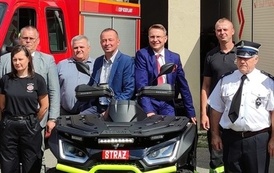 Zdjęcie czarno-ż&oacute;łtego quada na rzecz OSP Kobylany. Na zdjęciu przedstawiciele władzy oraz jednostki OSP Kobylany. 